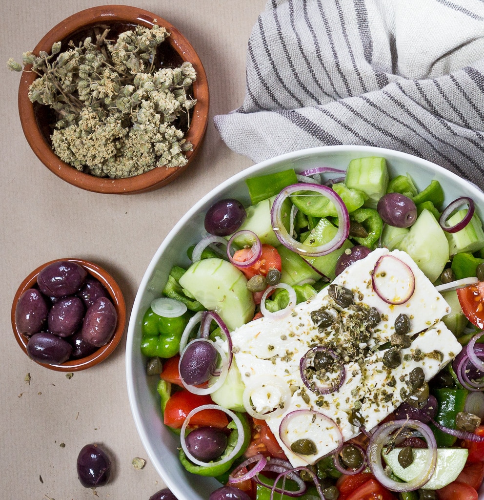 La salade grecque, la vraie, comme en Grèce, pleine de légumes d'été frais et de fêta !