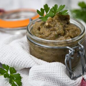 Découvrez notre caviar d’aubergine à la grecque : une recette simple, vegan et sans gluten, parfaite pour l’apéro ou un mezze estival.
