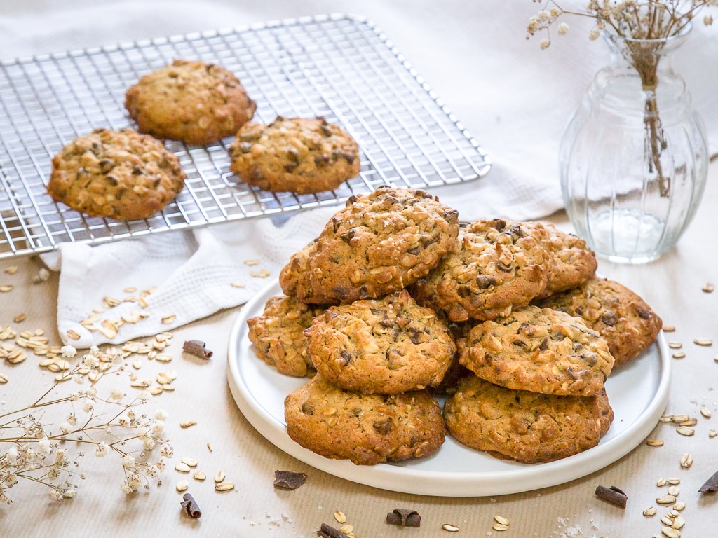Une recette de cookies super simple à base de flocons d'avoine et de pépites de chocolat. Ils sont super moelleux et gourmands ! Que du bonheur !