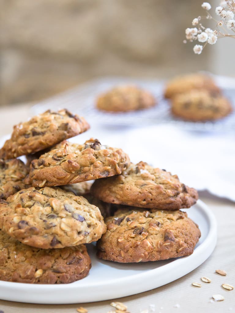 Une recette de cookies super simple à base de flocons d'avoine et de pépites de chocolat. Ils sont super moelleux et gourmands ! Que du bonheur !
