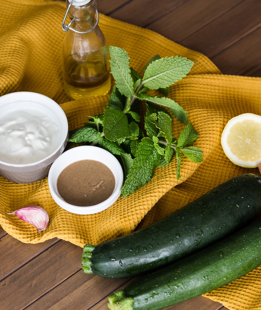 Une recette de dip à la courgette et au tahini. Recette parfaite pour l'apéro :) végétarienne et sans gluten !