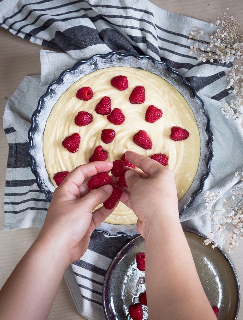 Une de recette de délicieux gâteau archi moelleux à la ricotta et aux framboises ! Un vrai délice pour le dessert :)