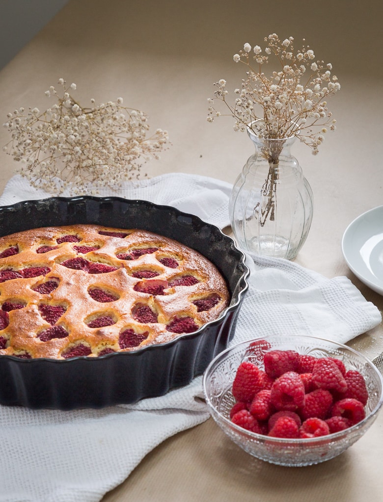 Une de recette de délicieux gâteau archi moelleux à la ricotta et aux framboises ! Un vrai délice pour le dessert :)