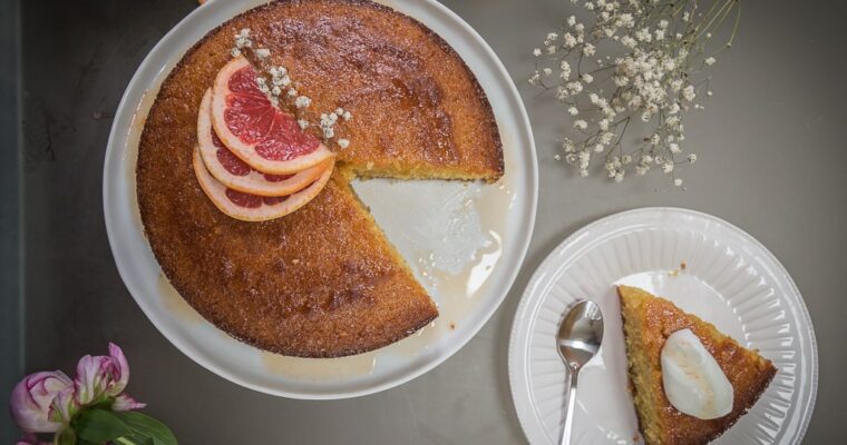 Gâteau de semoule au sirop rose-pamplemousse