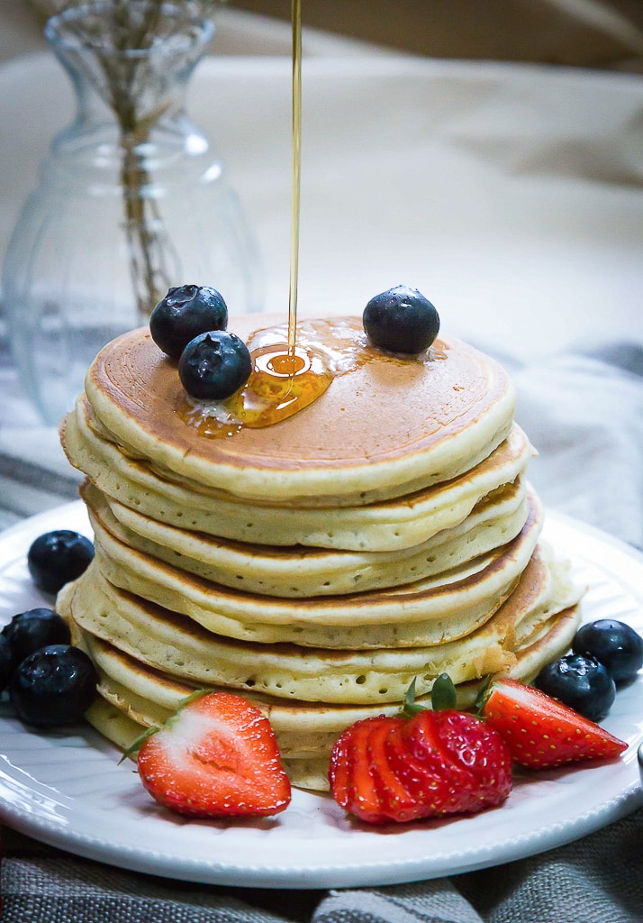 Une recette de pancake simple, rapide et avec un résultat tellement moelleux ! De vrais pancakes à l'américaine !