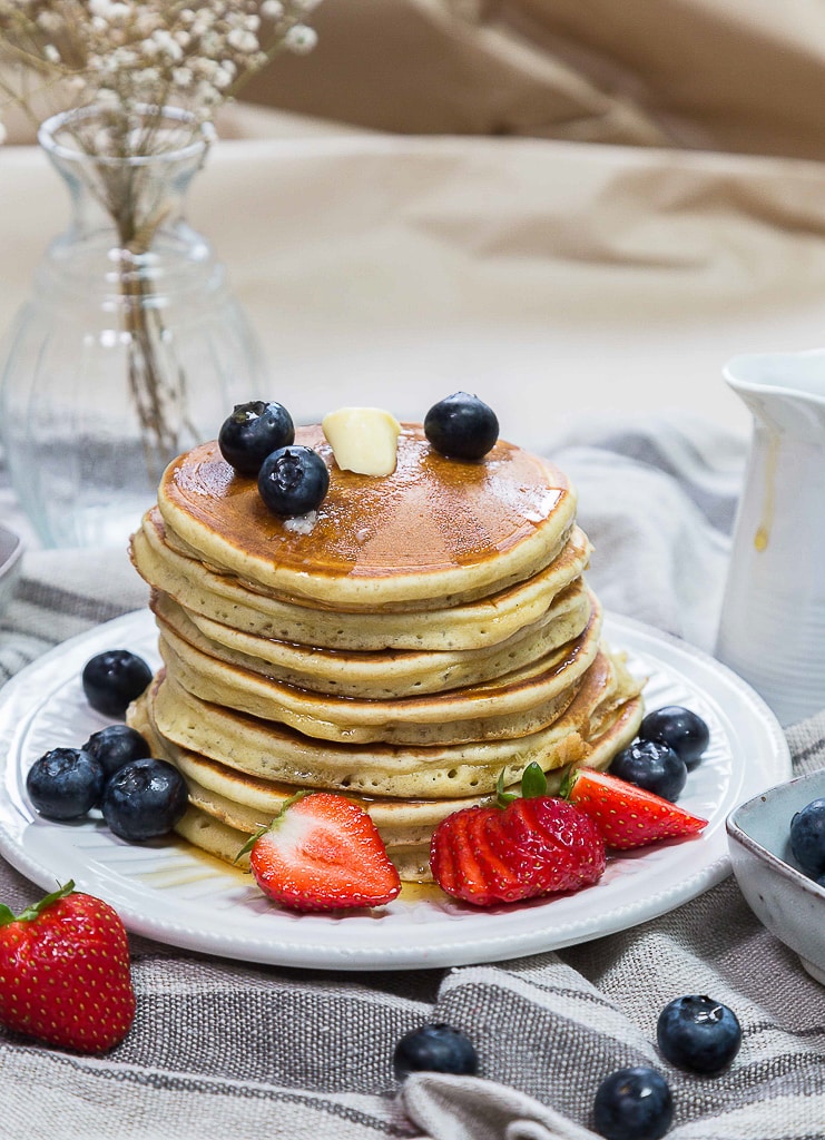 Une recette de pancake simple, rapide et avec un résultat tellement moelleux ! De vrais pancakes à l'américaine !