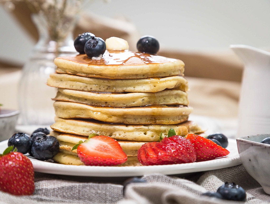 Une recette de pancake simple, rapide et avec un résultat tellement moelleux ! De vrais pancakes à l'américaine !