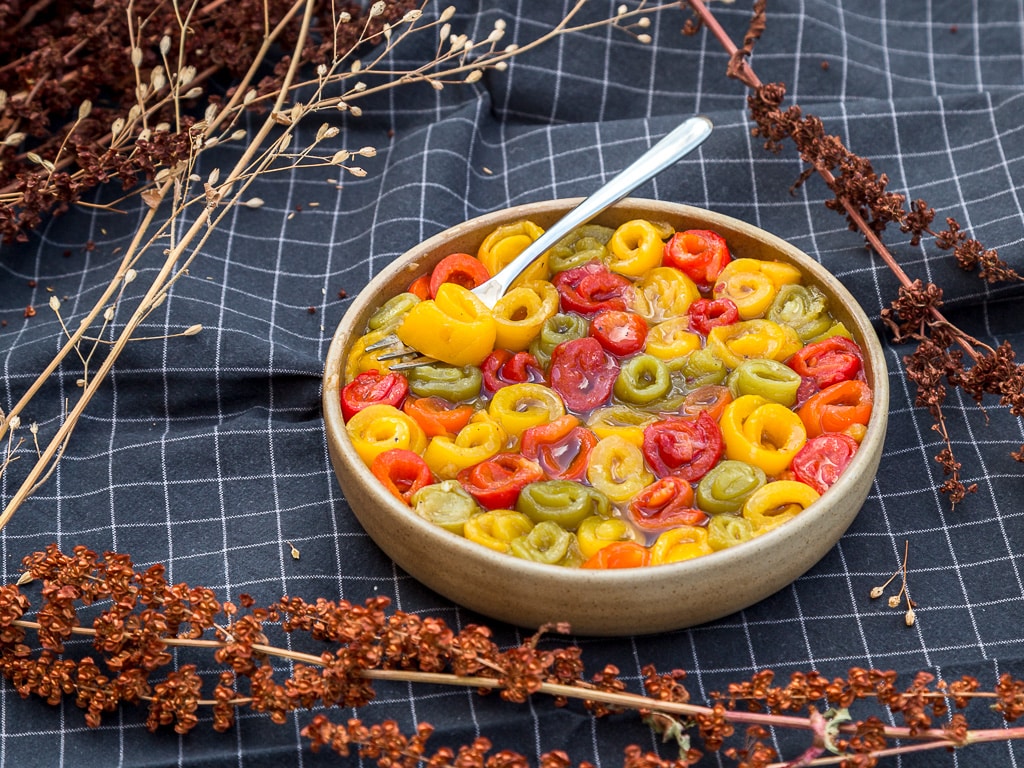 Une recette simple et facile de poivrons marinés à l'ail et à l'huile d'olive. Parfaits pour accompagnés les salades, les bbq, ou en apéro ! (végétarien, vegan, sans gluten)