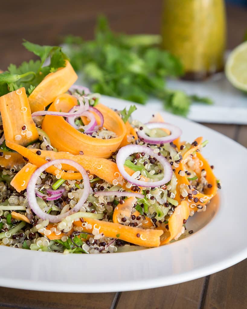 Une recette rapide et simple de salade originale avec du quinoa et de jolies tagliatelles de légumes (carottes et concombre).
Recette sans gluten, végétarienne et végétalienne.
