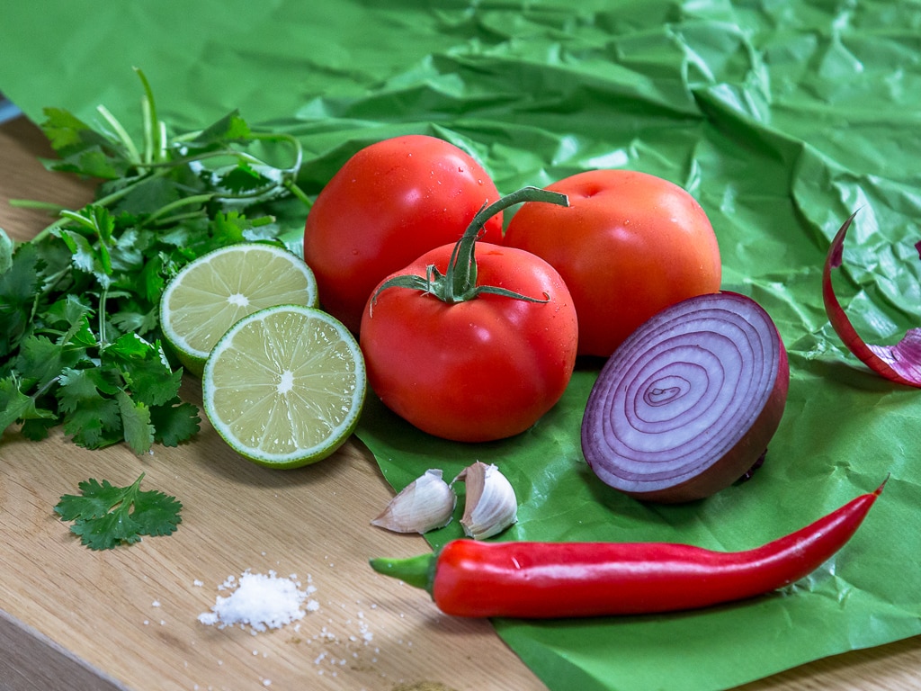 Faire sa salsa maison, quel bonheur pour y tremper ses tortillas à l'apéro ! Avec de bonnes tomates fraîches, de la coriandre et du citron vert ! Recette vegan, végétariennes, sans gluten