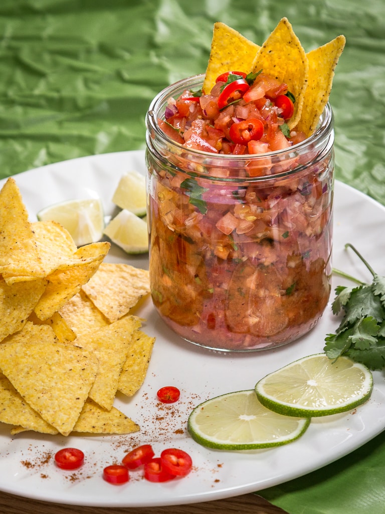 Faire sa salsa maison, quel bonheur pour y tremper ses tortillas à l'apéro ! Avec de bonnes tomates fraîches, de la coriandre et du citron vert ! Recette vegan, végétariennes, sans gluten