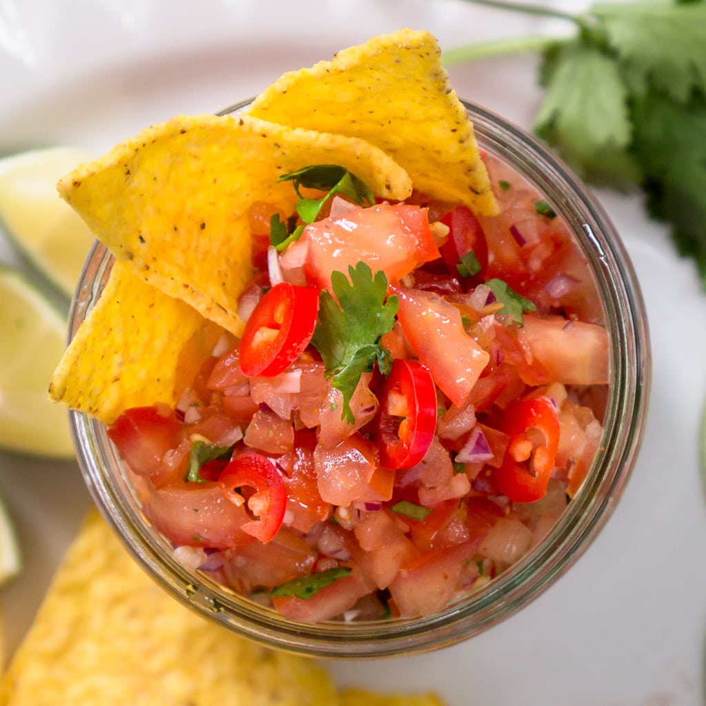 Faire sa salsa maison, quel bonheur pour y tremper ses tortillas à l'apéro ! Avec de bonnes tomates fraîches, de la coriandre et du citron vert ! Recette vegan, végétariennes, sans gluten