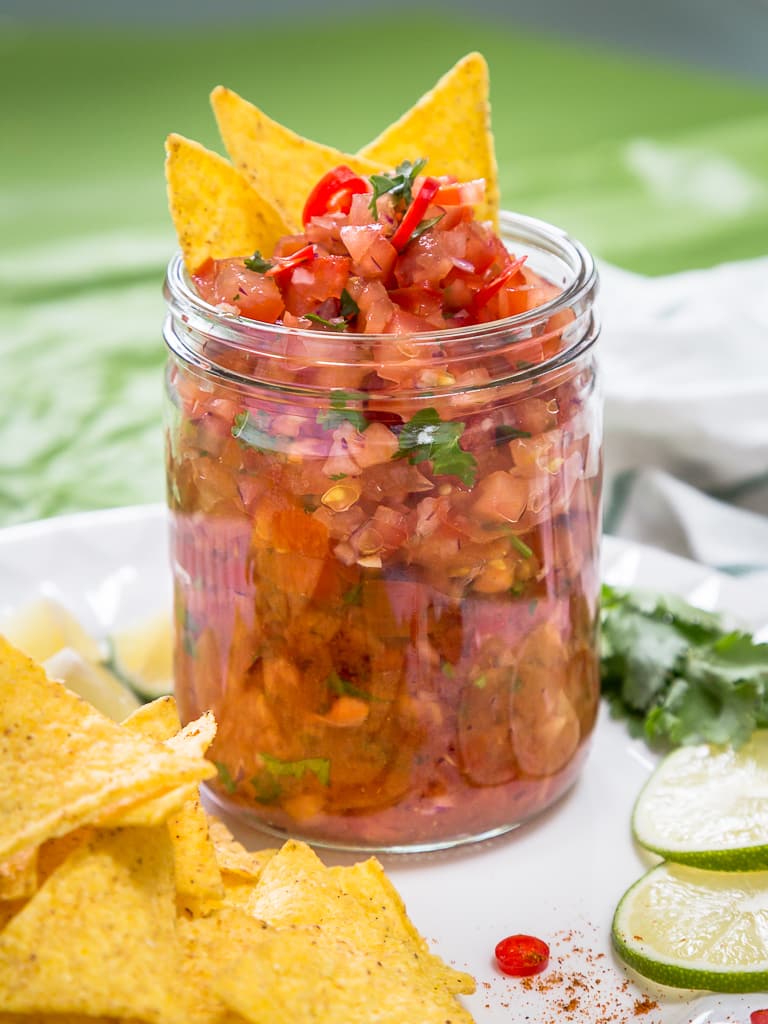 Faire sa salsa maison, quel bonheur pour y tremper ses tortillas à l'apéro ! Avec de bonnes tomates fraîches, de la coriandre et du citron vert ! Recette vegan, végétariennes, sans gluten