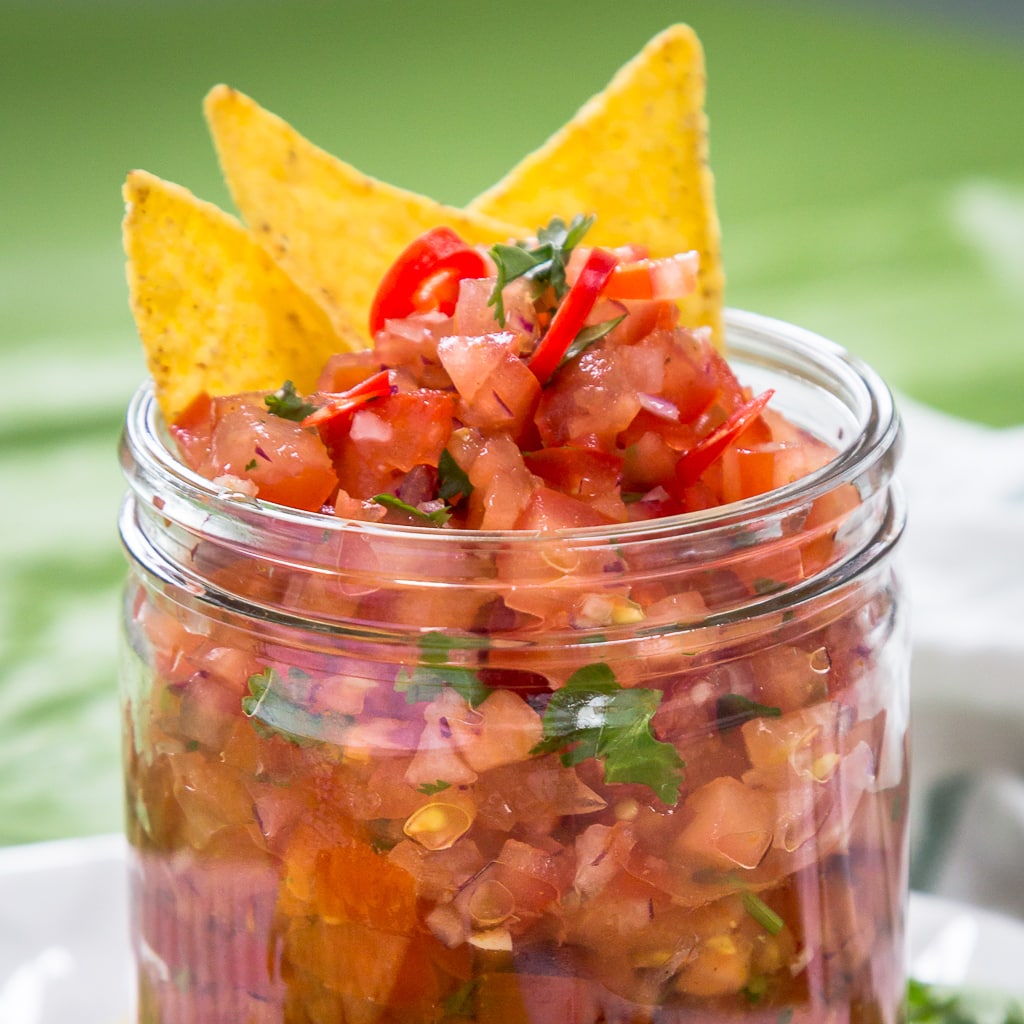 Faire sa salsa maison, quel bonheur pour y tremper ses tortillas à l'apéro ! Avec de bonnes tomates fraîches, de la coriandre et du citron vert ! Recette vegan, végétariennes, sans gluten