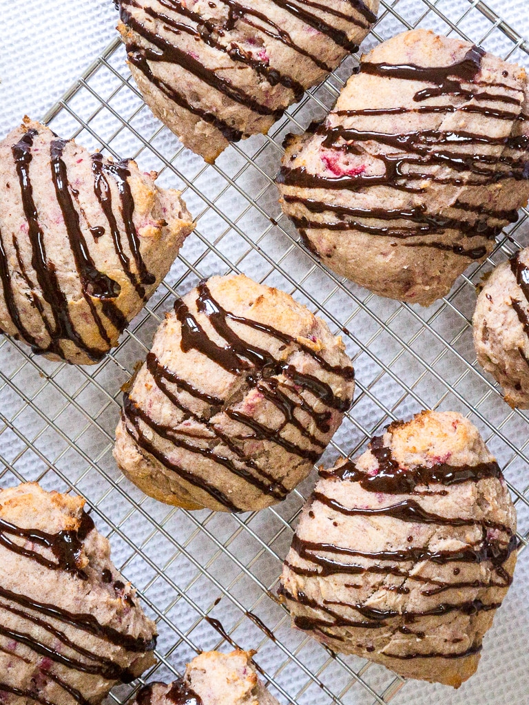 Une recette de scones framboises et chocolat 