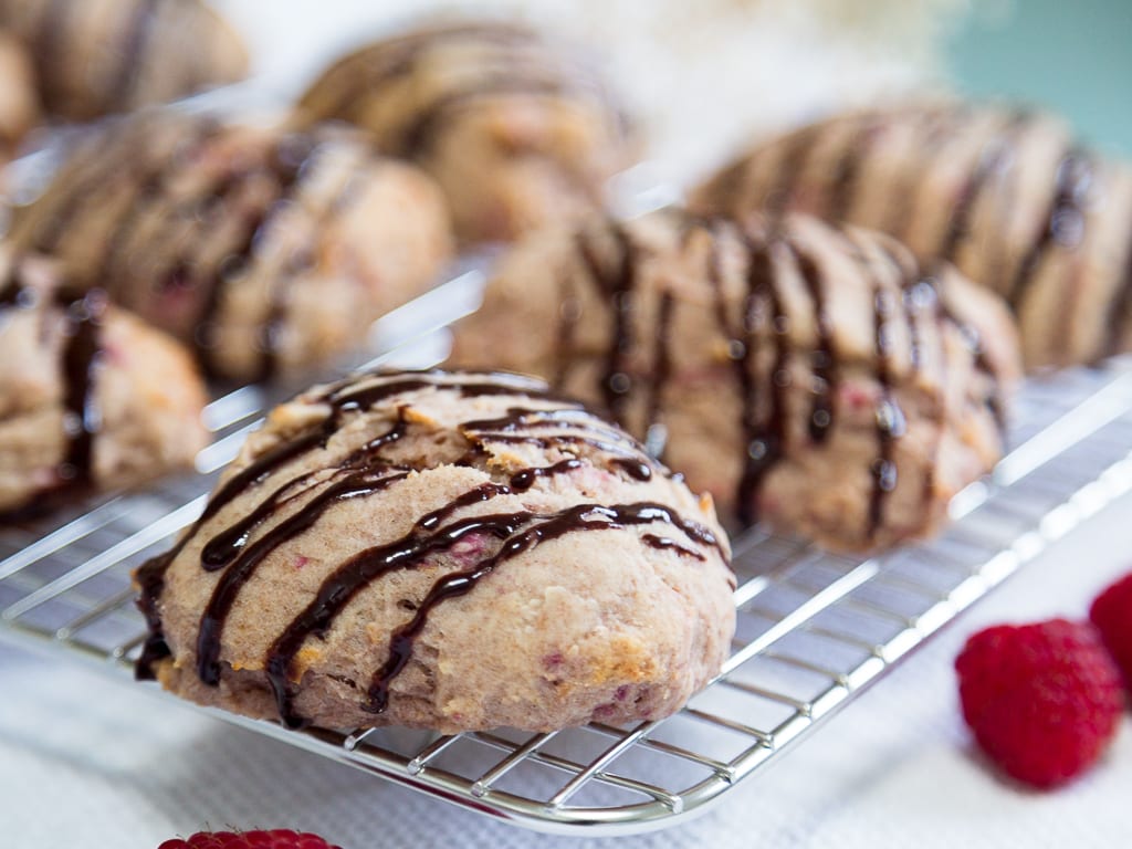 Une recette de scones framboises et chocolat 