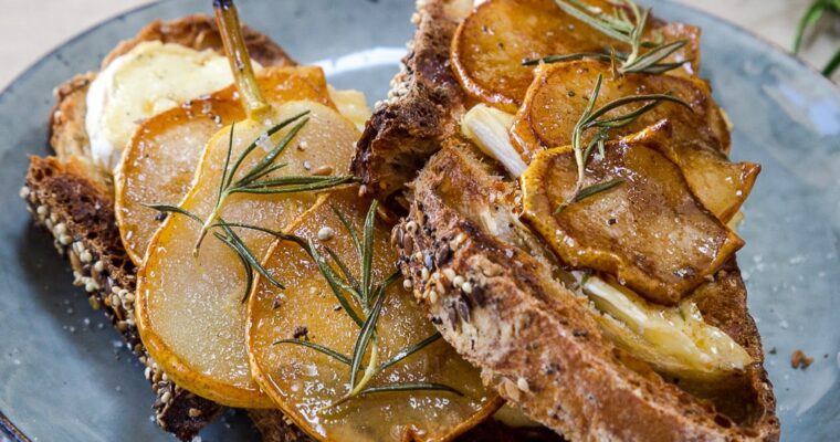 Tartines de Brie et Poire caramélisée