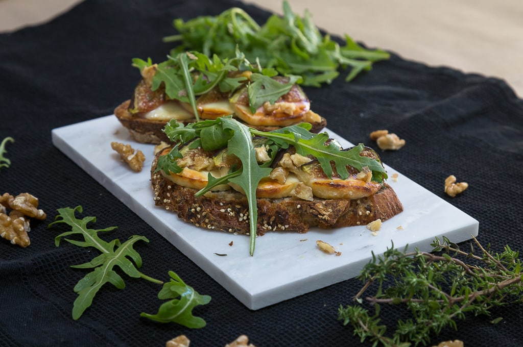 Une idée archi simple pour un apéro dînatoire ou un dîner en tout simplicité avec ces tartines chèvre/figue. Recette végétarienne.