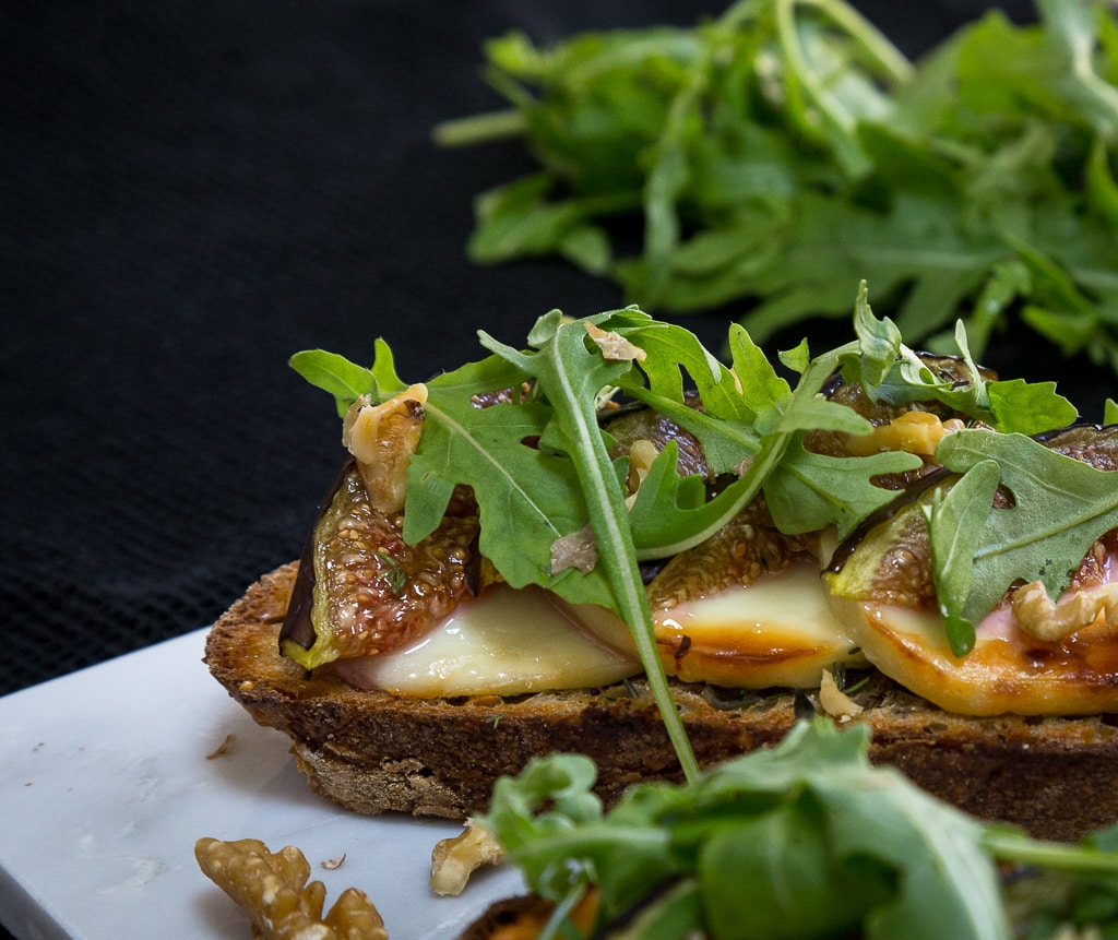 Une idée archi simple pour un apéro dînatoire ou un dîner en tout simplicité avec ces tartines chèvre/figue. Recette végétarienne.