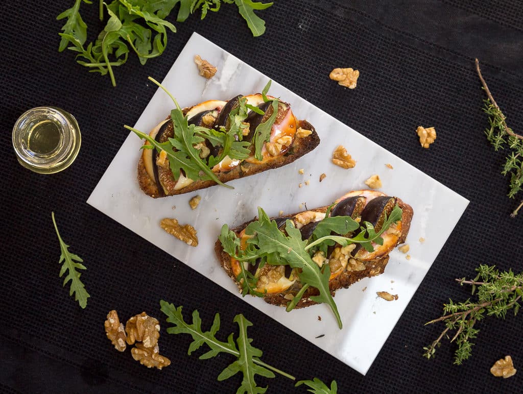 Une idée archi simple pour un apéro dînatoire ou un dîner en tout simplicité avec ces tartines chèvre/figue. Recette végétarienne.