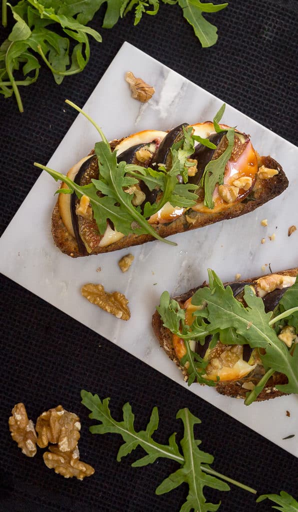 Une idée archi simple pour un apéro dînatoire ou un dîner en tout simplicité avec ces tartines chèvre/figue. Recette végétarienne.