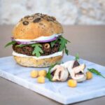 Une recette de burger vegan avec une galette aux champignons shitaké et pois chiches