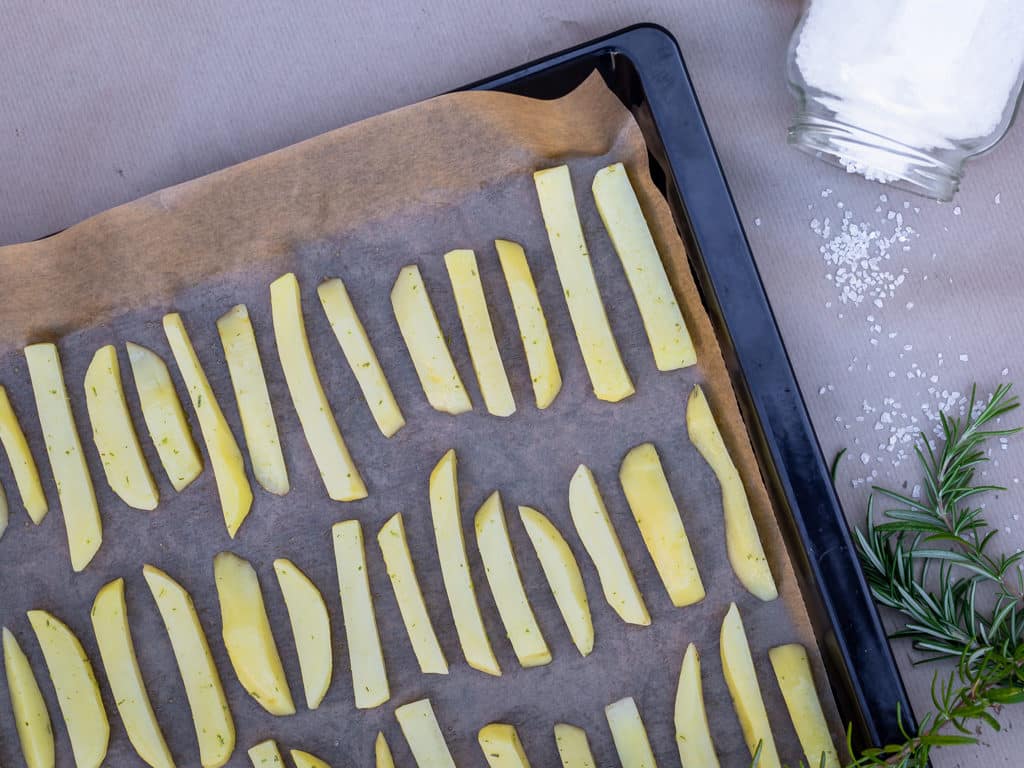 De bonnes frites bien croustillantes, mais cuites au four, donc avec BEAUCOUP moins de matière grasse ! On oserait presque dire qu'elles sont #healthy ! Et en plus elles sont aromatisées au gros sel et romarin ! Un Délice (recette vegan, végétalienne, sans gluten)