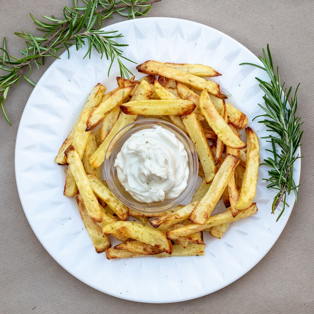 De bonnes frites bien croustillantes, mais cuites au four, donc avec BEAUCOUP moins de matière grasse ! On oserait presque dire qu'elles sont #healthy ! Et en plus elles sont aromatisées au gros sel et romarin ! Un Délice (recette vegan, végétalienne, sans gluten)