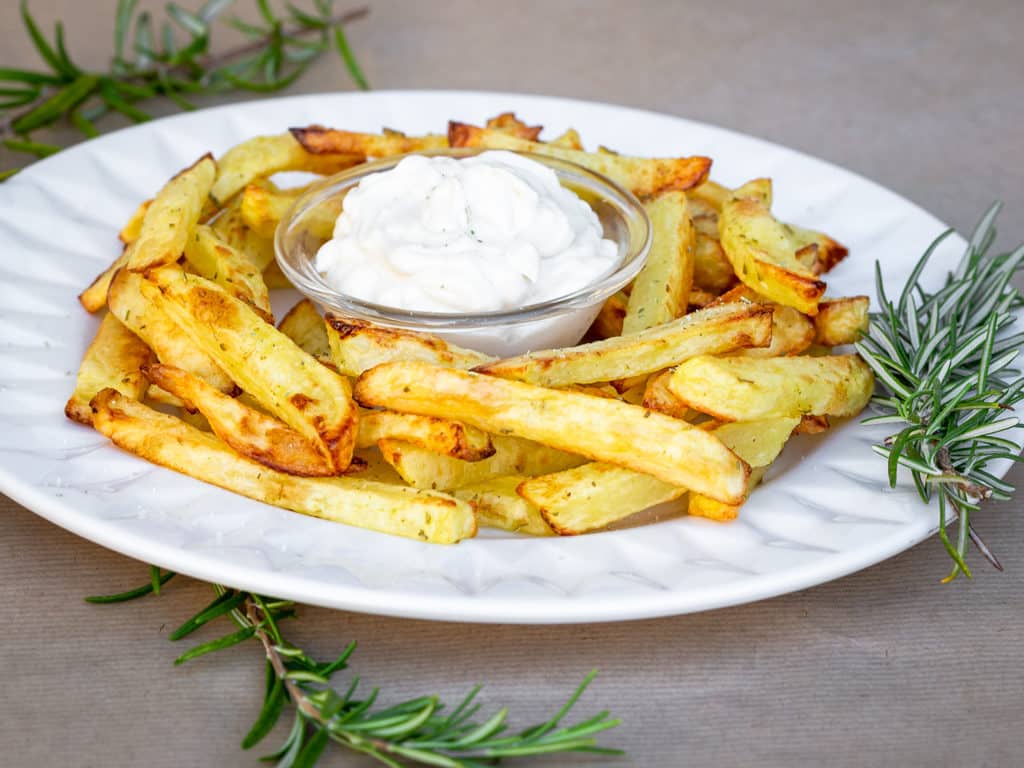 De bonnes frites bien croustillantes, mais cuites au four, donc avec BEAUCOUP moins de matière grasse ! On oserait presque dire qu'elles sont #healthy ! Et en plus elles sont aromatisées au gros sel et romarin ! Un Délice (recette vegan, végétalienne, sans gluten)