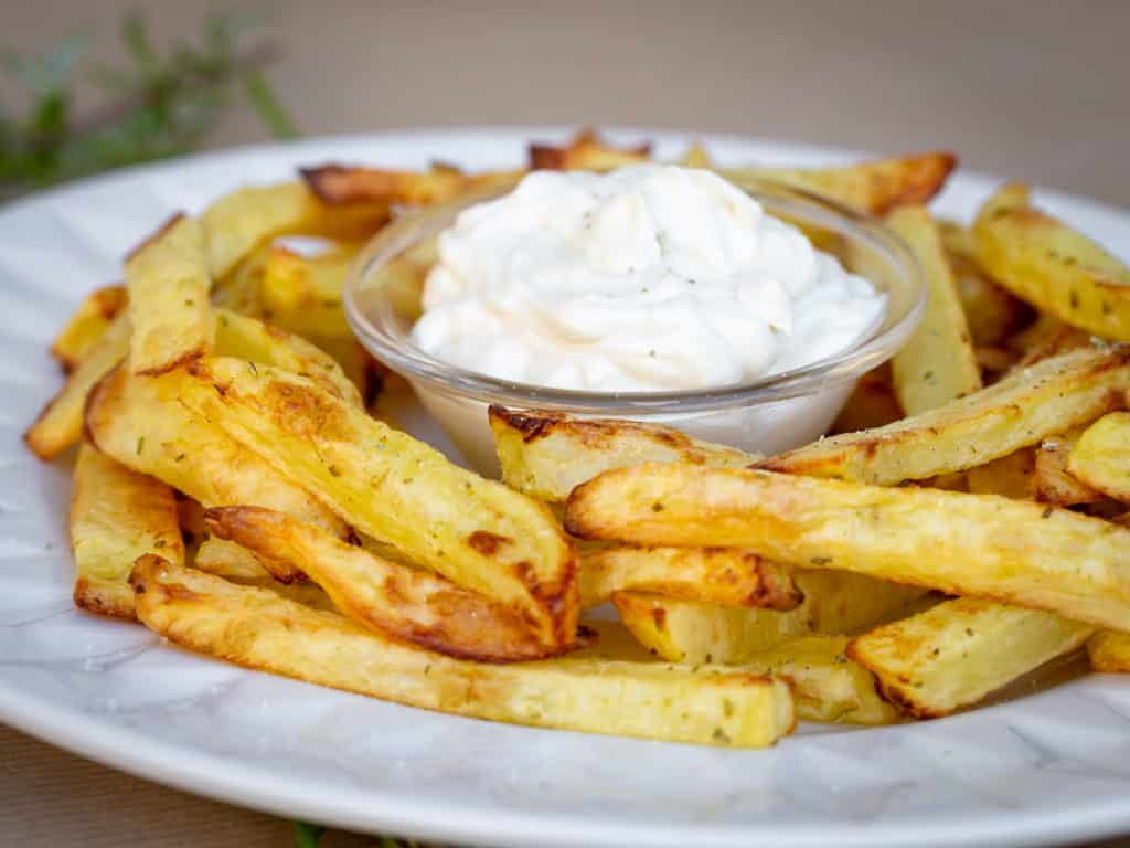 De bonnes frites bien croustillantes, mais cuites au four, donc avec BEAUCOUP moins de matière grasse ! On oserait presque dire qu'elles sont #healthy ! Et en plus elles sont aromatisées au gros sel et romarin ! Un Délice (recette vegan, végétalienne, sans gluten)