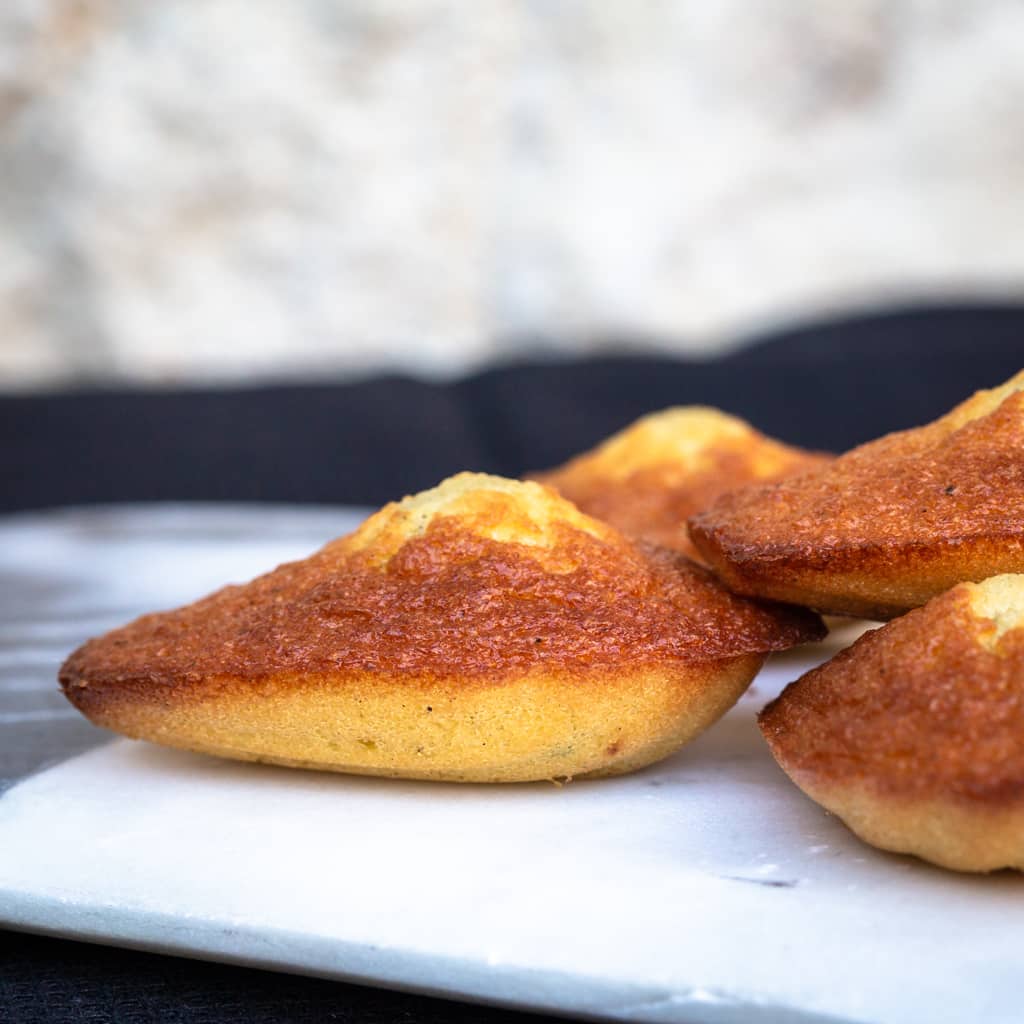 Une recette de madeleines faites maison à la vanille et délicatement parfumées au citron :)