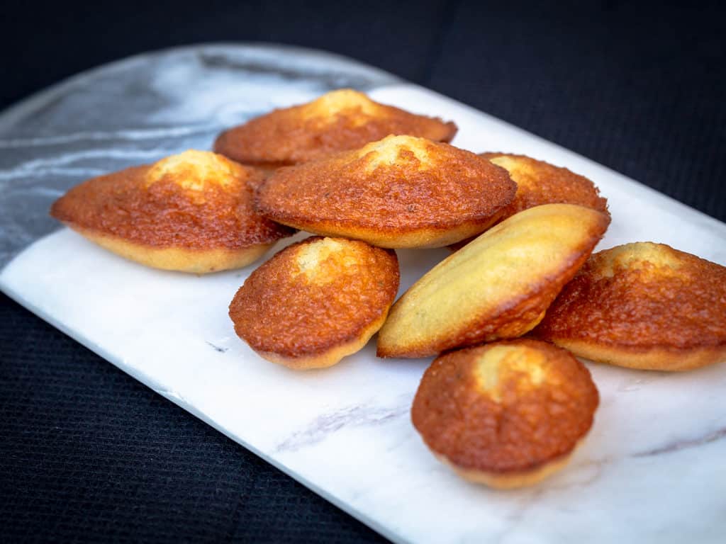 Une recette de madelaines faites maison à la vanille et délicatement parfumées au citron :)