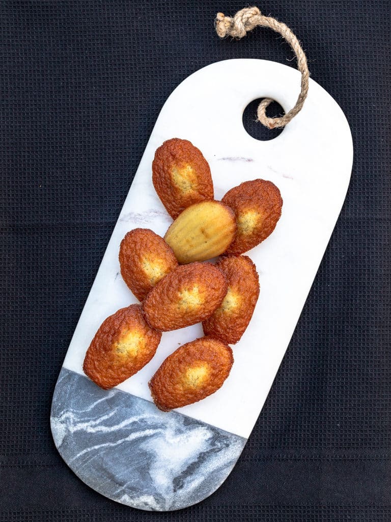 Une recette de madeleines faites maison à la vanille et délicatement parfumées au citron :)