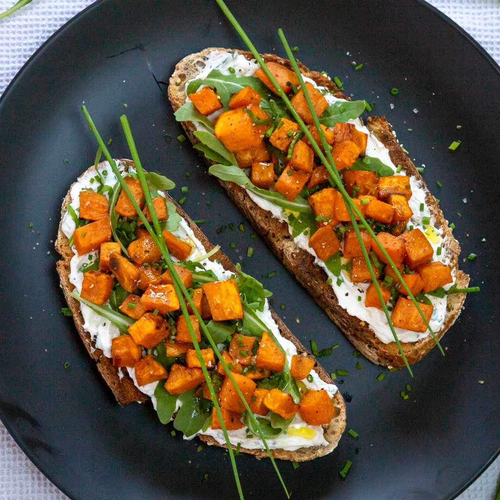 Une recette de tartines au fromage frais, ail et ciboulette avec des petits cubes fondants de patate douce ! Un délice pour l'apéro. Recette végétarienne.