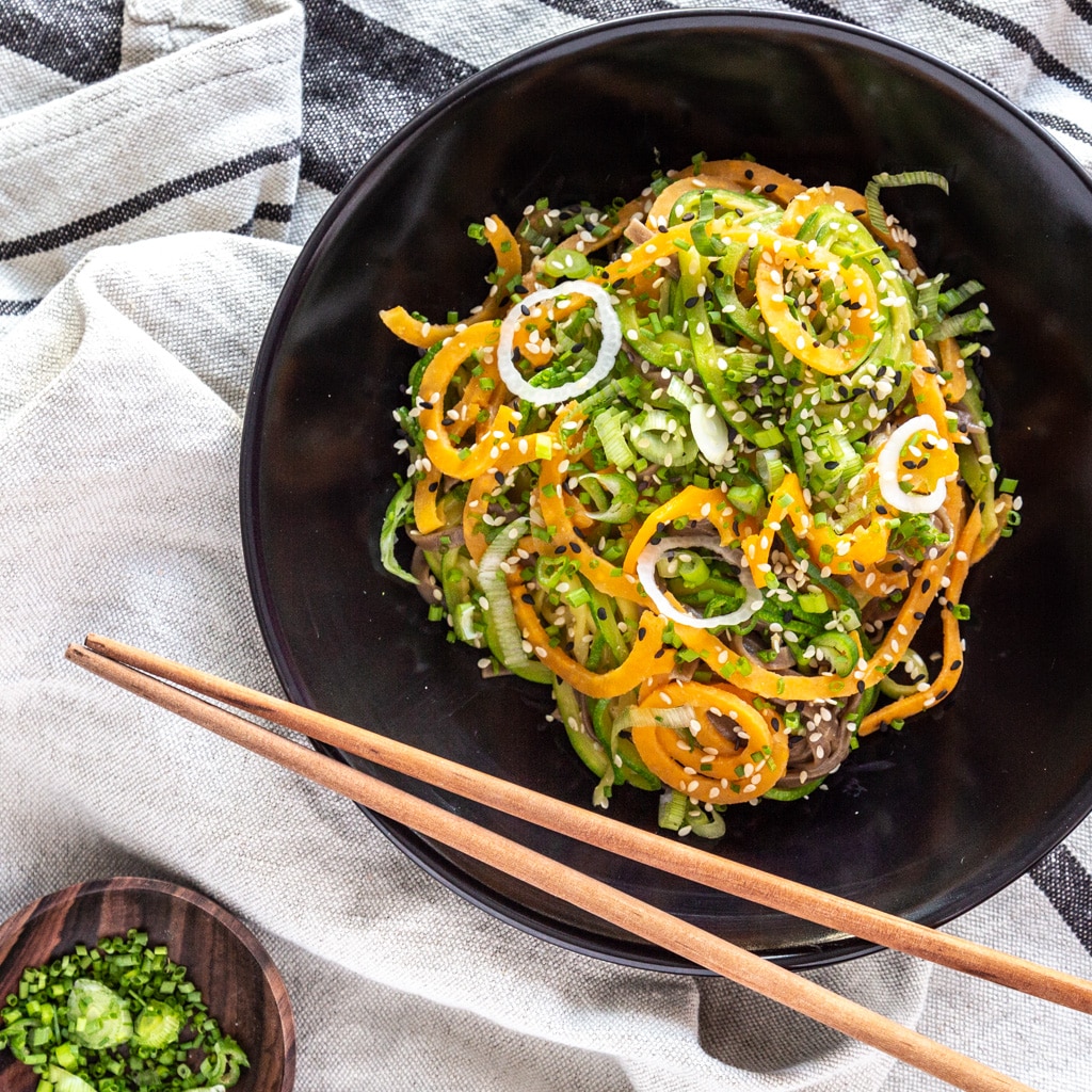 Un wok de nouilles de légumes sautées, avec une sauce gingembre, cacahuète et citron vert ! Recette vegan et adaptable sans gluten.