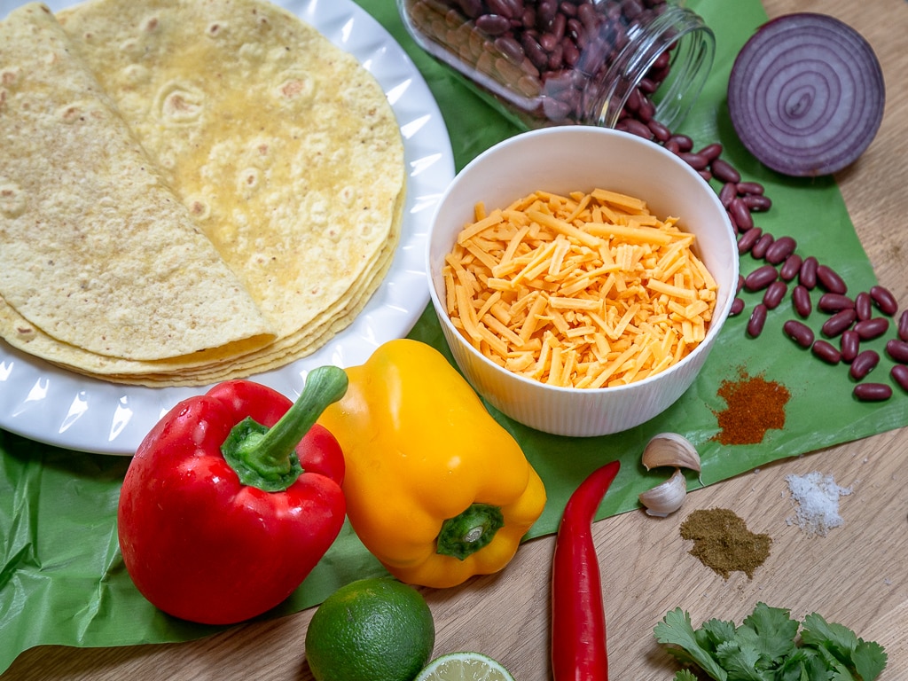 Une recette simple et rapide de quesadillas aux légumes et haricots rouges. Idéales pour l'apéritif ou pour un repas gourmand :) Recette végétarienne