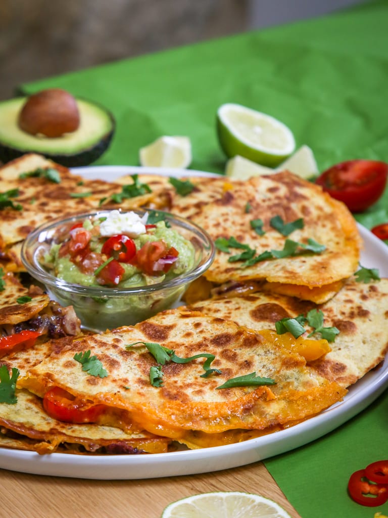 Une recette simple et rapide de quesadillas aux légumes et haricots rouges. Idéales pour l'apéritif ou pour un repas gourmand :) Recette végétarienne
