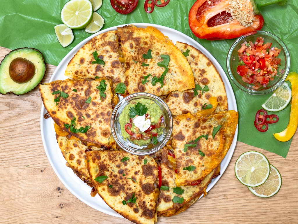 Une recette simple et rapide de quesadillas aux légumes et haricots rouges. Idéales pour l'apéritif ou pour un repas gourmand :) Recette végétarienne
