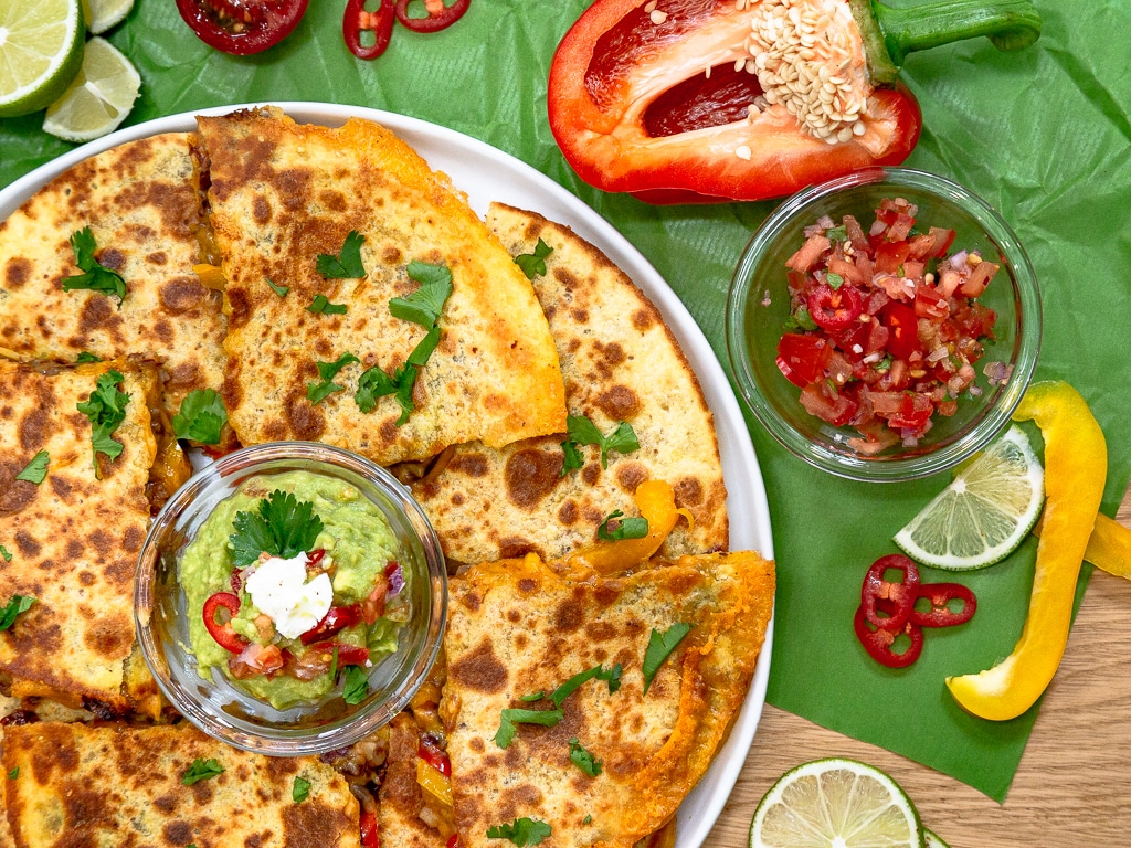 Une recette simple et rapide de quesadillas aux légumes et haricots rouges. Idéales pour l'apéritif ou pour un repas gourmand :) Recette végétarienne