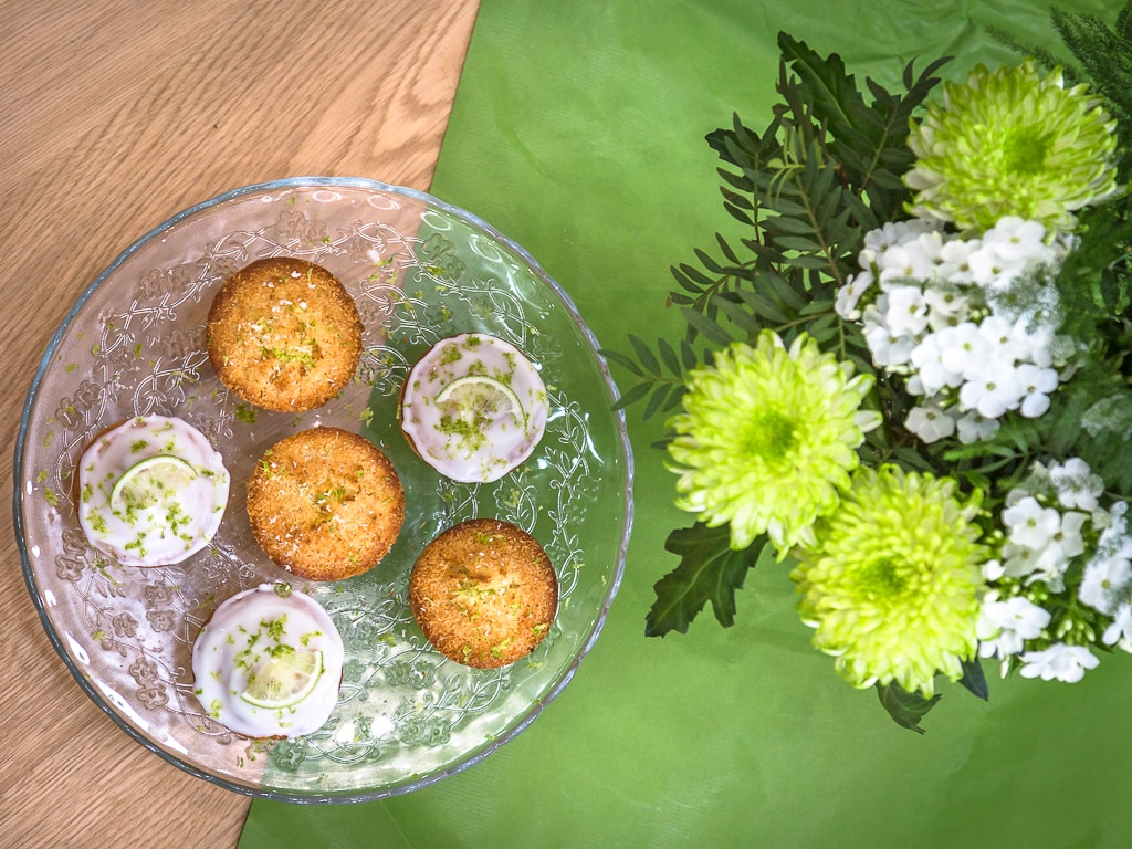 Une recette simple et rapide de muffins à la noix de coco râpée et au citron vert ! Que du bonheur !
