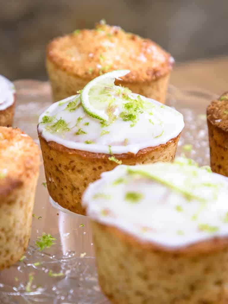 Une recette simple et rapide de muffins à la noix de coco râpée et au citron vert ! Que du bonheur !