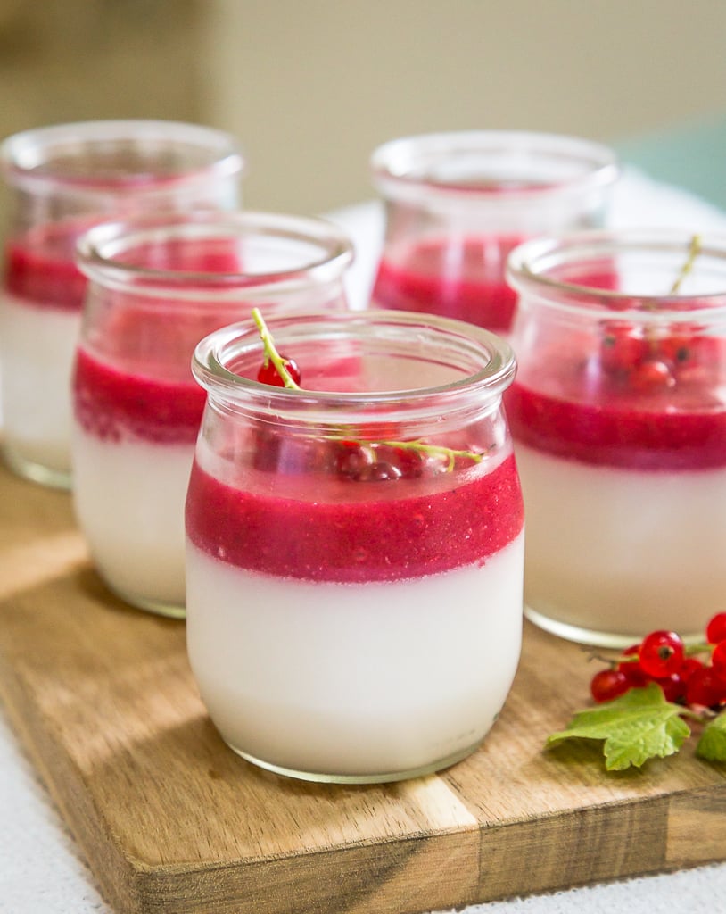 Une recette de panna cotta vegan vegan à l'amande avec un coulis de groseille fait maison ! Recette vegan, sans gluten, végétalienne, végétarienne.
