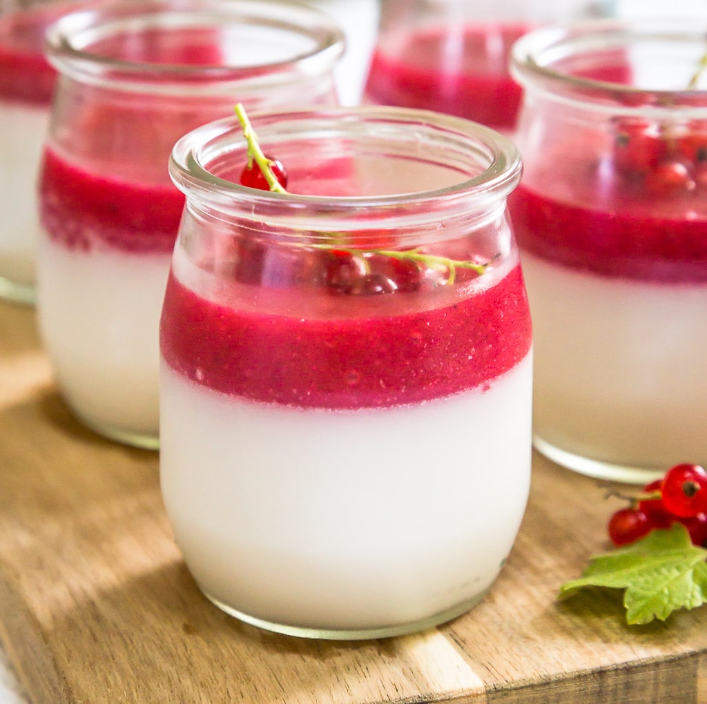 Une recette de panna cotta vegan vegan à l'amande avec un coulis de groseille fait maison ! Recette vegan, sans gluten, végétalienne, végétarienne.