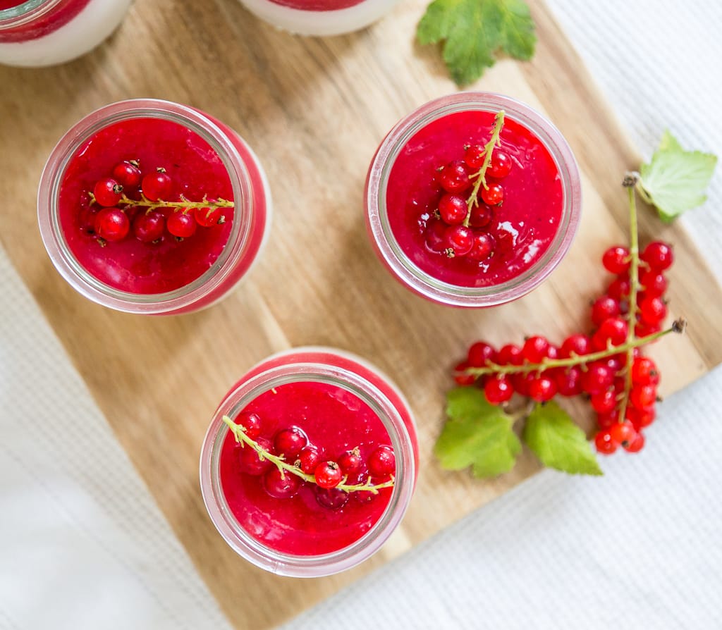 Une recette de panna cotta vegan vegan à l'amande avec un coulis de groseille fait maison ! Recette vegan, sans gluten, végétalienne, végétarienne.