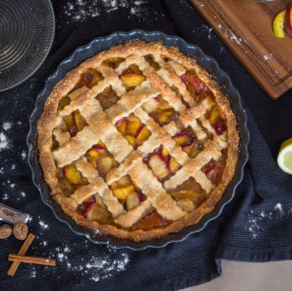 Une recette de pie à la pêche ! La recette parfaite pour un bon dessert d'été :) Avec une bonne pâte au bon goût de beurre et une garniture fondante à la pêche ! Un vrai bonheur !