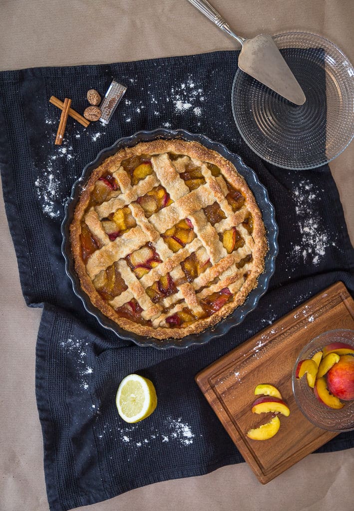 Une recette de pie à la pêche ! La recette parfaite pour un bon dessert d'été :) Avec une bonne pâte au bon goût de beurre et une garniture fondante à la pêche ! Un vrai bonheur !