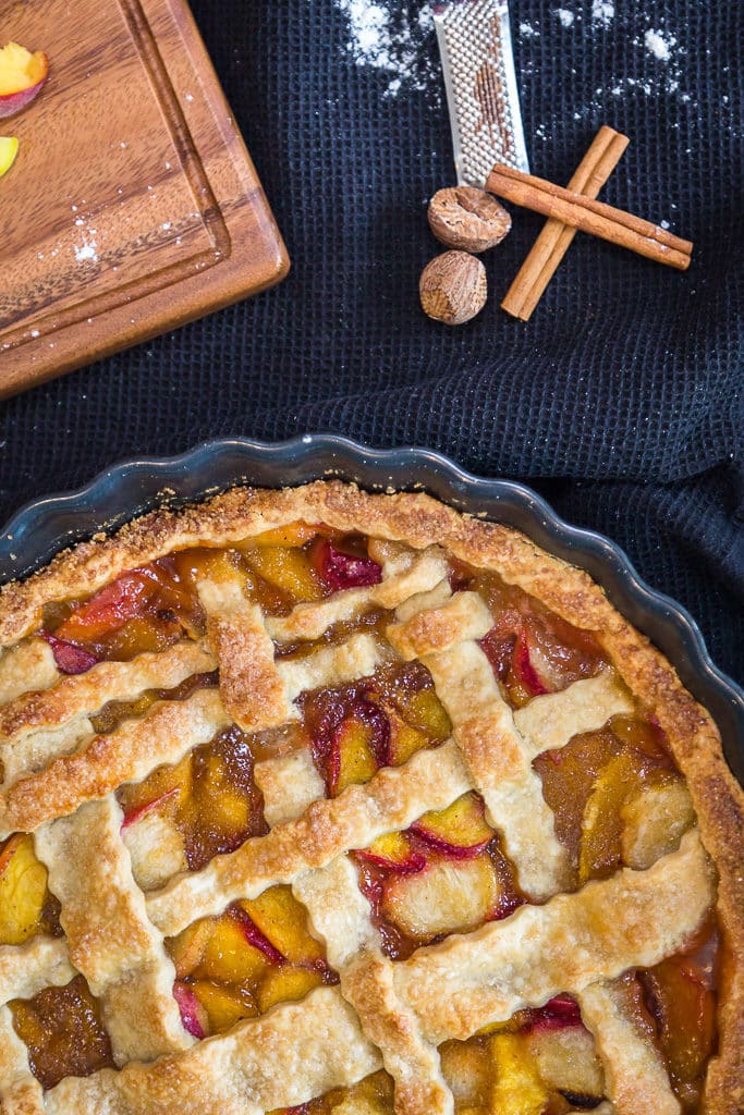 Une recette de pie à la pêche ! La recette parfaite pour un bon dessert d'été :) Avec une bonne pâte au bon goût de beurre et une garniture fondante à la pêche ! Un vrai bonheur !