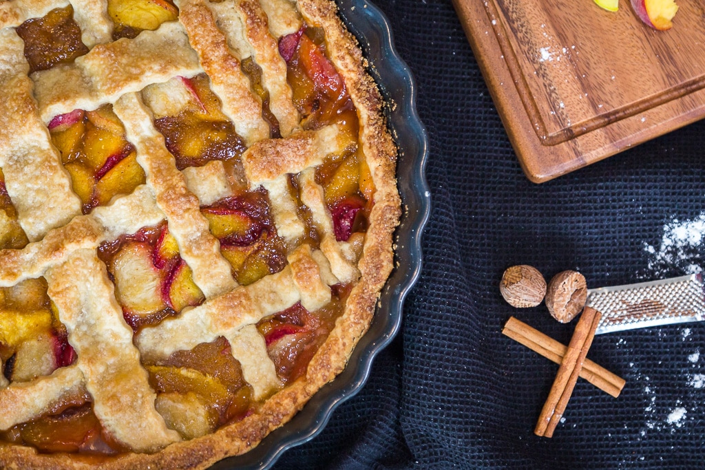 Une recette de pie à la pêche ! La recette parfaite pour un bon dessert d'été :) Avec une bonne pâte au bon goût de beurre et une garniture fondante à la pêche ! Un vrai bonheur !