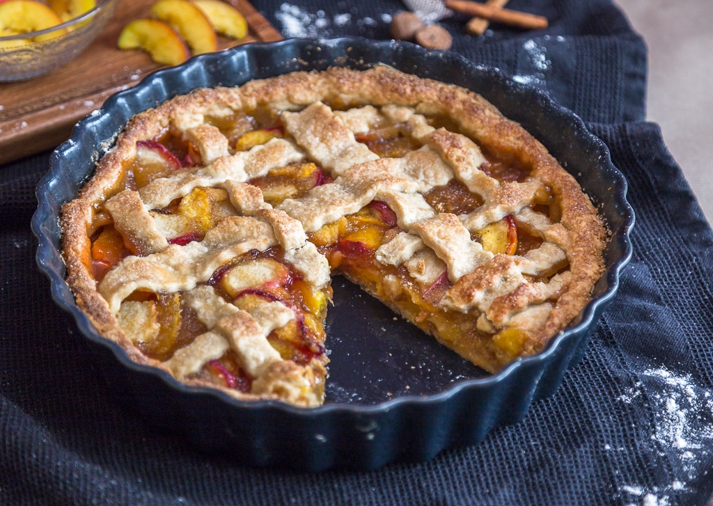 Une recette de pie à la pêche ! La recette parfaite pour un bon dessert d'été :) Avec une bonne pâte au bon goût de beurre et une garniture fondante à la pêche ! Un vrai bonheur !