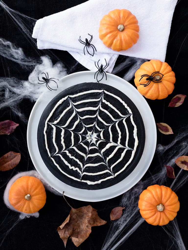 Une recette de cheesecake vegan, aux deux chocolats, spécialement pimpée pour Halloween ! Recette végétalienne et sans gluten.
